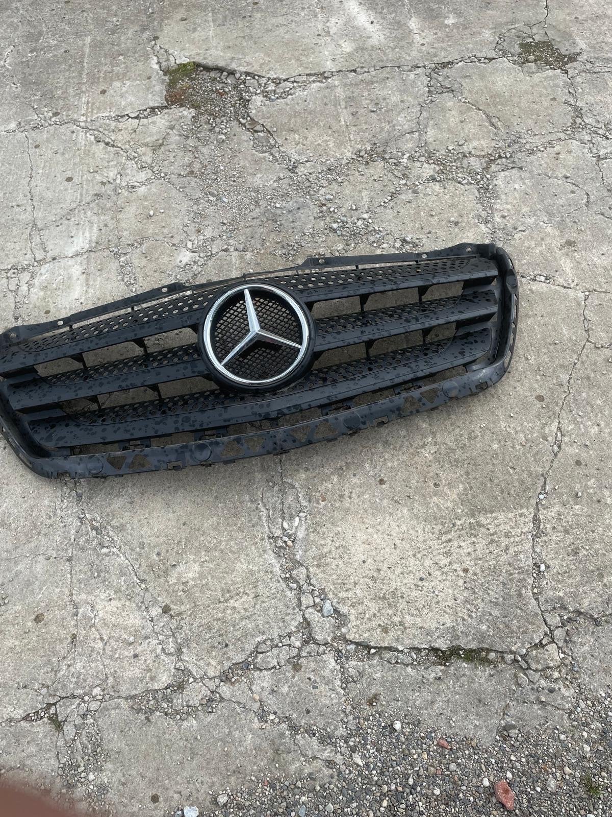 Grill Mercedes Sprinter zo goed als nieuw, Auto-onderdelen, Carrosserie en Plaatwerk, Ophalen of Verzenden, Gebruikt, Voor, Mercedes-Benz