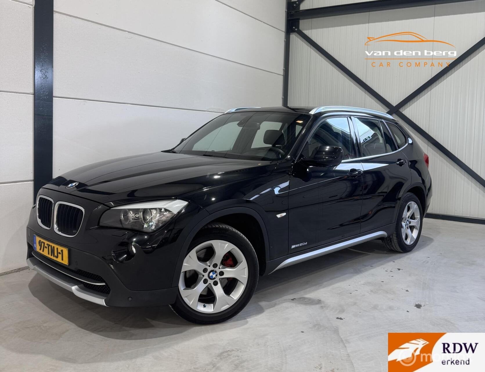 BMW X1 sDrive20d Business Climate-en Cruise Control Pano T.H, Auto's, Euro 5, Achterwielaandrijving, Zwart, Zwart
