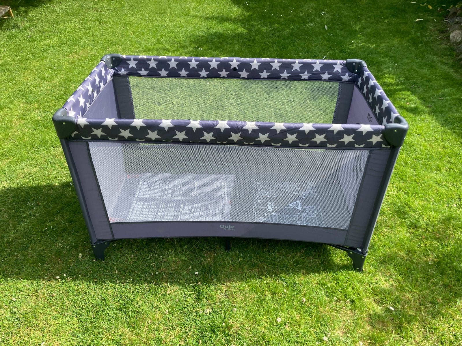 Qute Q-sleep campingbedje Star Edition grijs, Huis en Inrichting, Ophalen, Zo goed als nieuw, Eenpersoons, 70 cm of minder