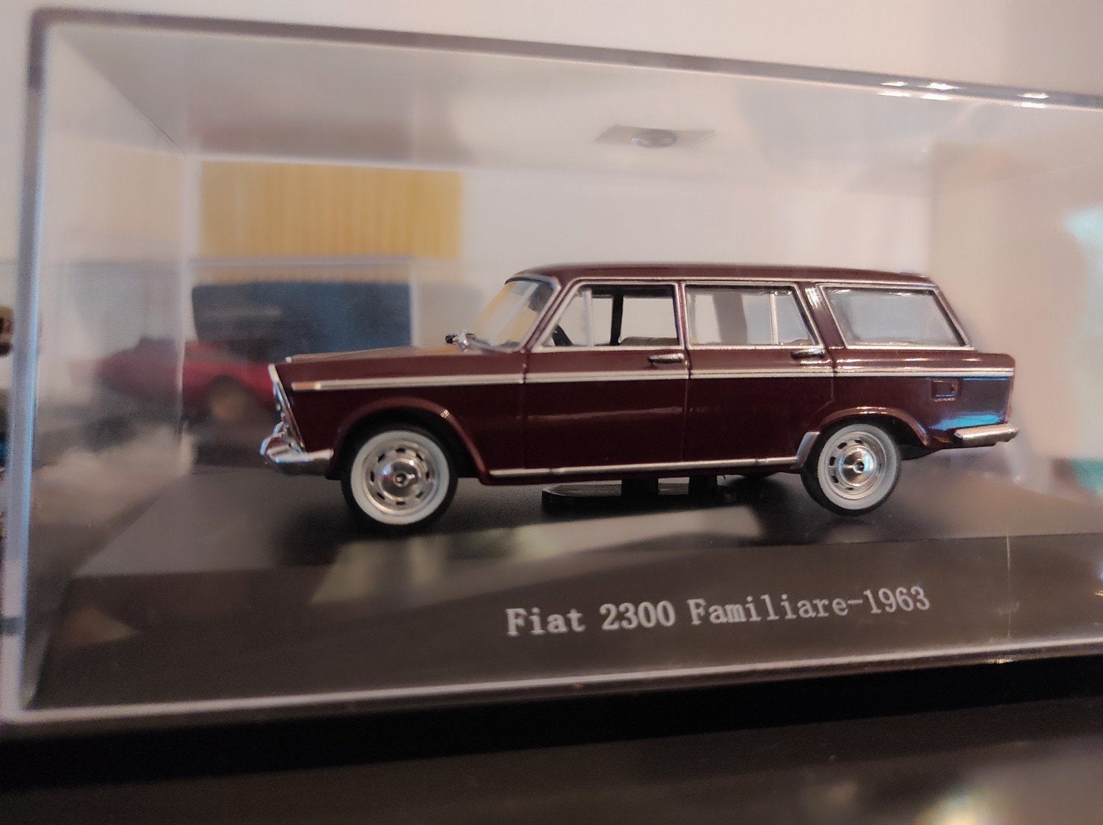 Fiat 2300 familiare 1963 bordeaux 1:43 in vitrinedoosje, Ophalen of Verzenden, Auto, Overige merken