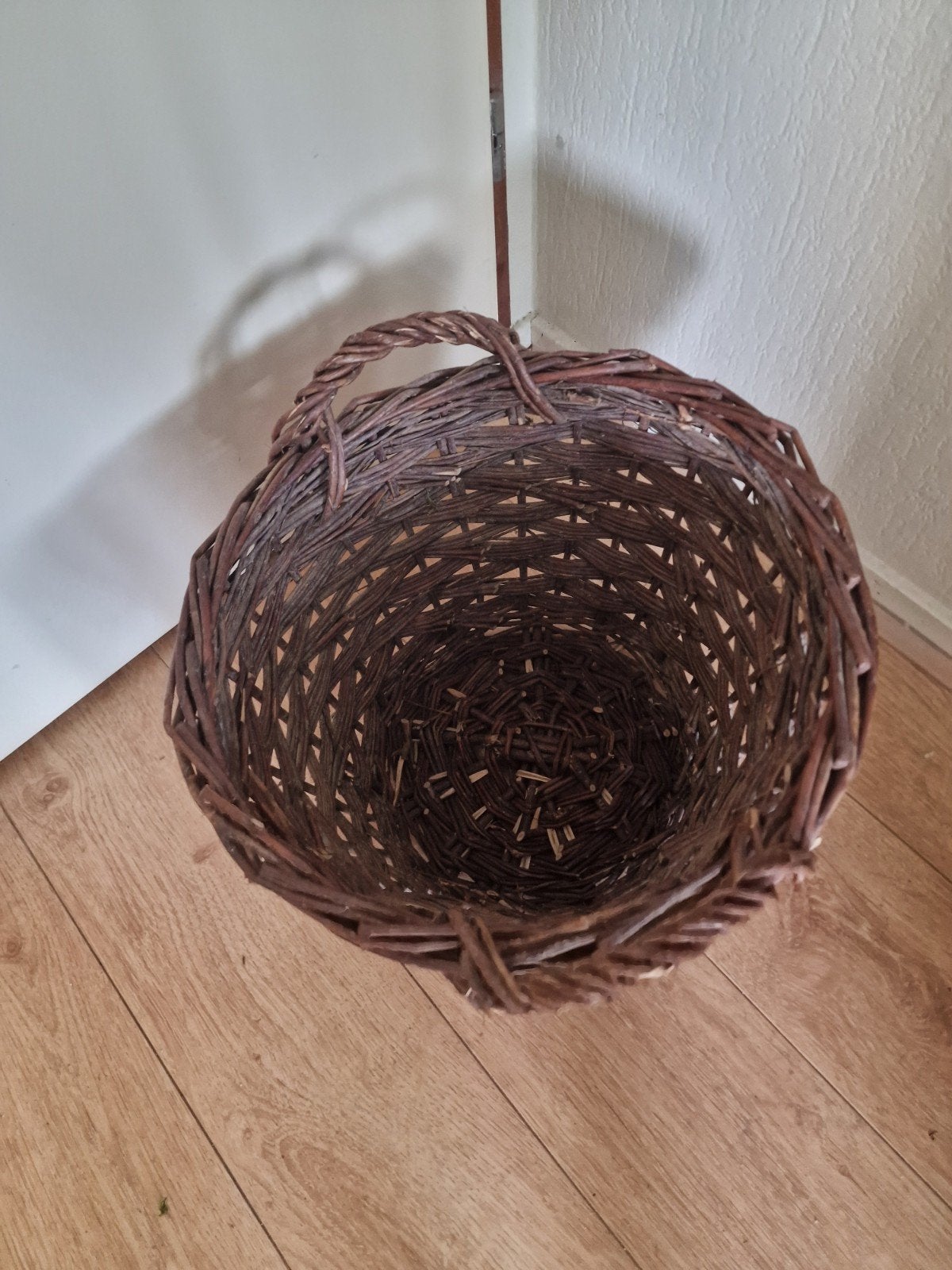 Gevlochten rieten mand met handvatten, Huis en Inrichting, Woonaccessoires | Schalen en Manden, Ophalen, Gebruikt, Mand, Rond