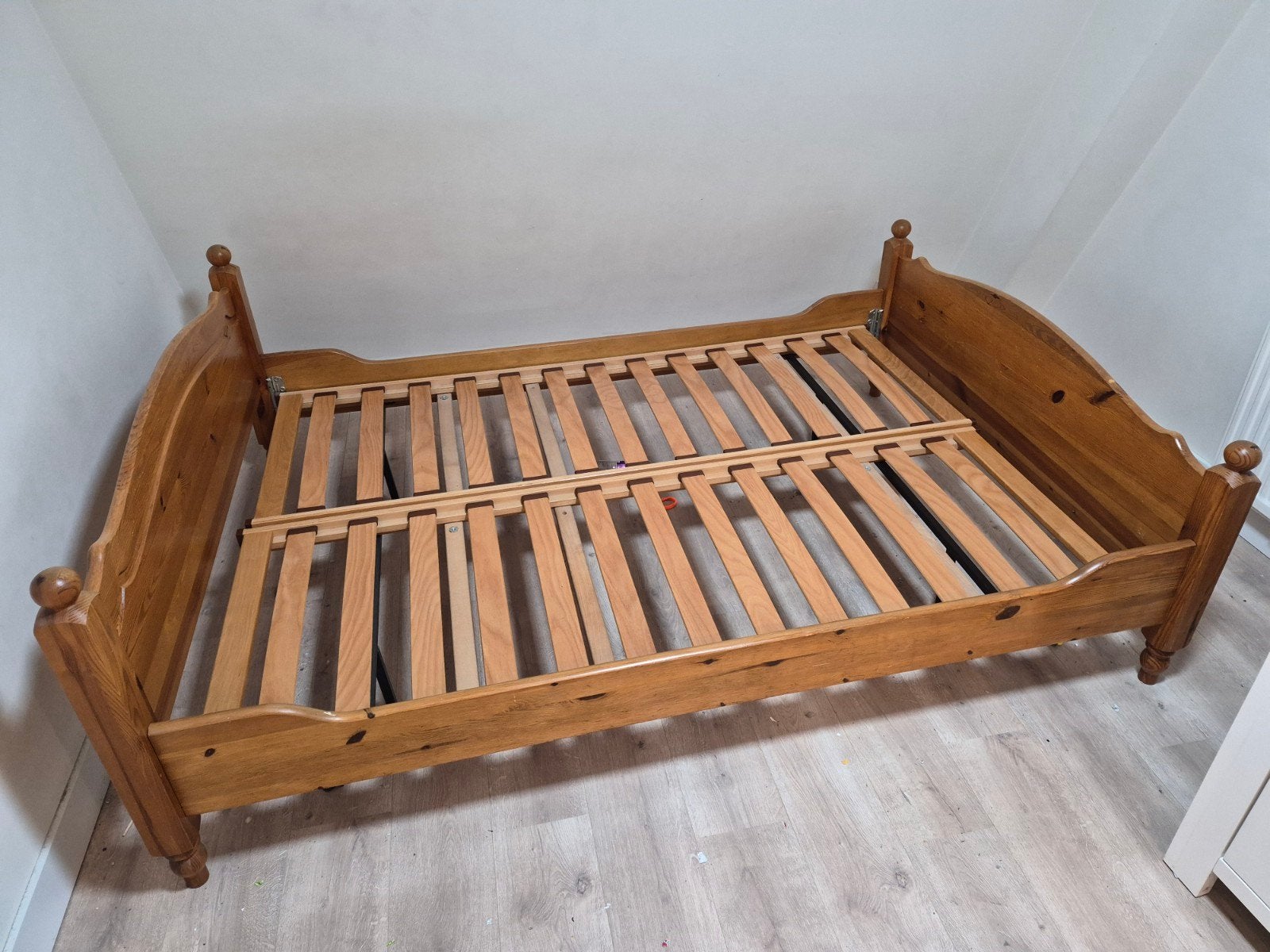Stevig tweepersoonsbed van massief hout met lattenbodem, Gebruikt, Tweepersoons, 200 cm, Hout