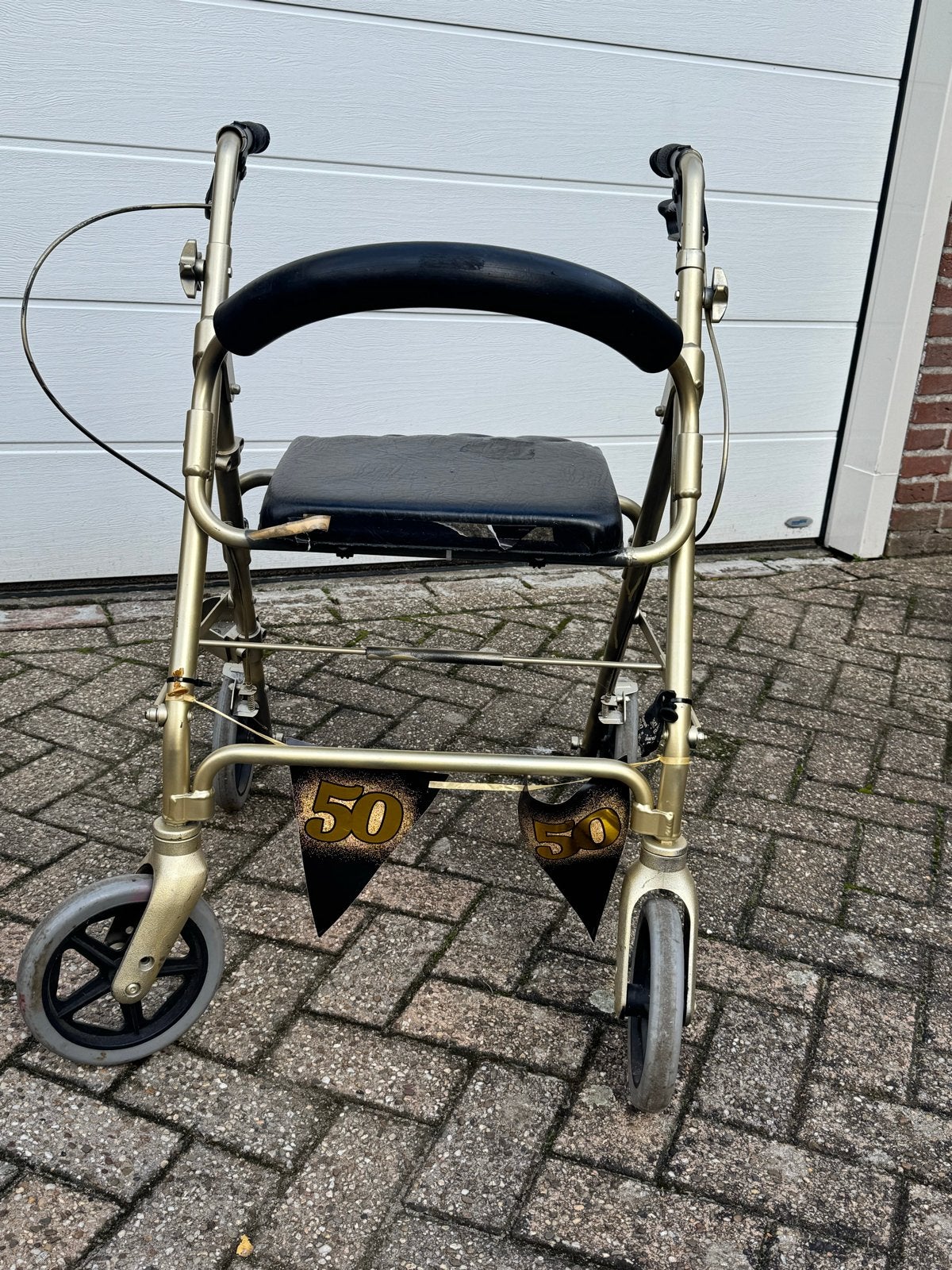 Gouden rollator, Ophalen