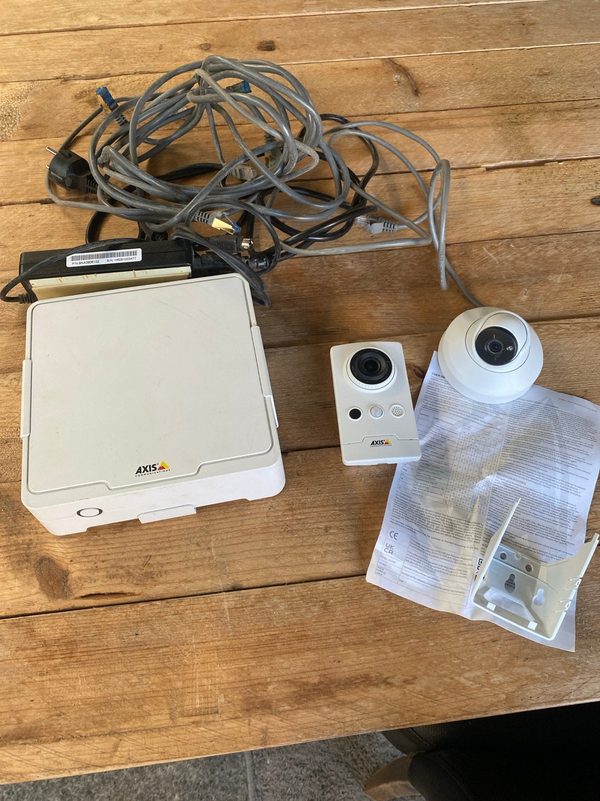 Axis bewakingssysteem met camera's en bekabeling, Ophalen of Verzenden, Gebruikt, Binnencamera