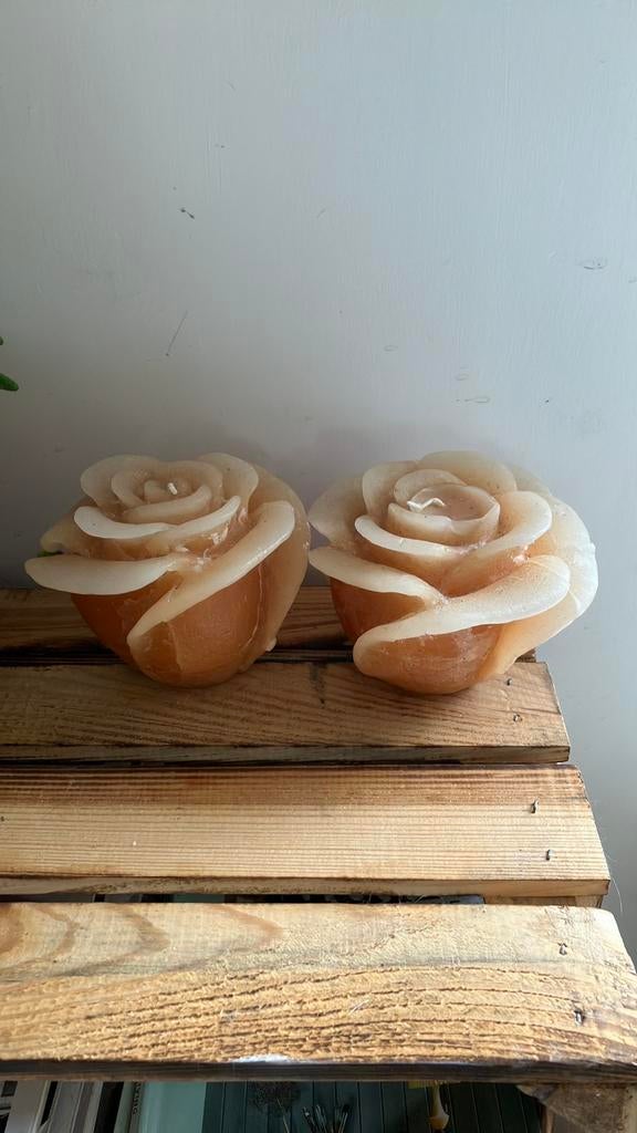 2 grote beige bloem roos kaarsen, Ophalen of Verzenden, Zo goed als nieuw