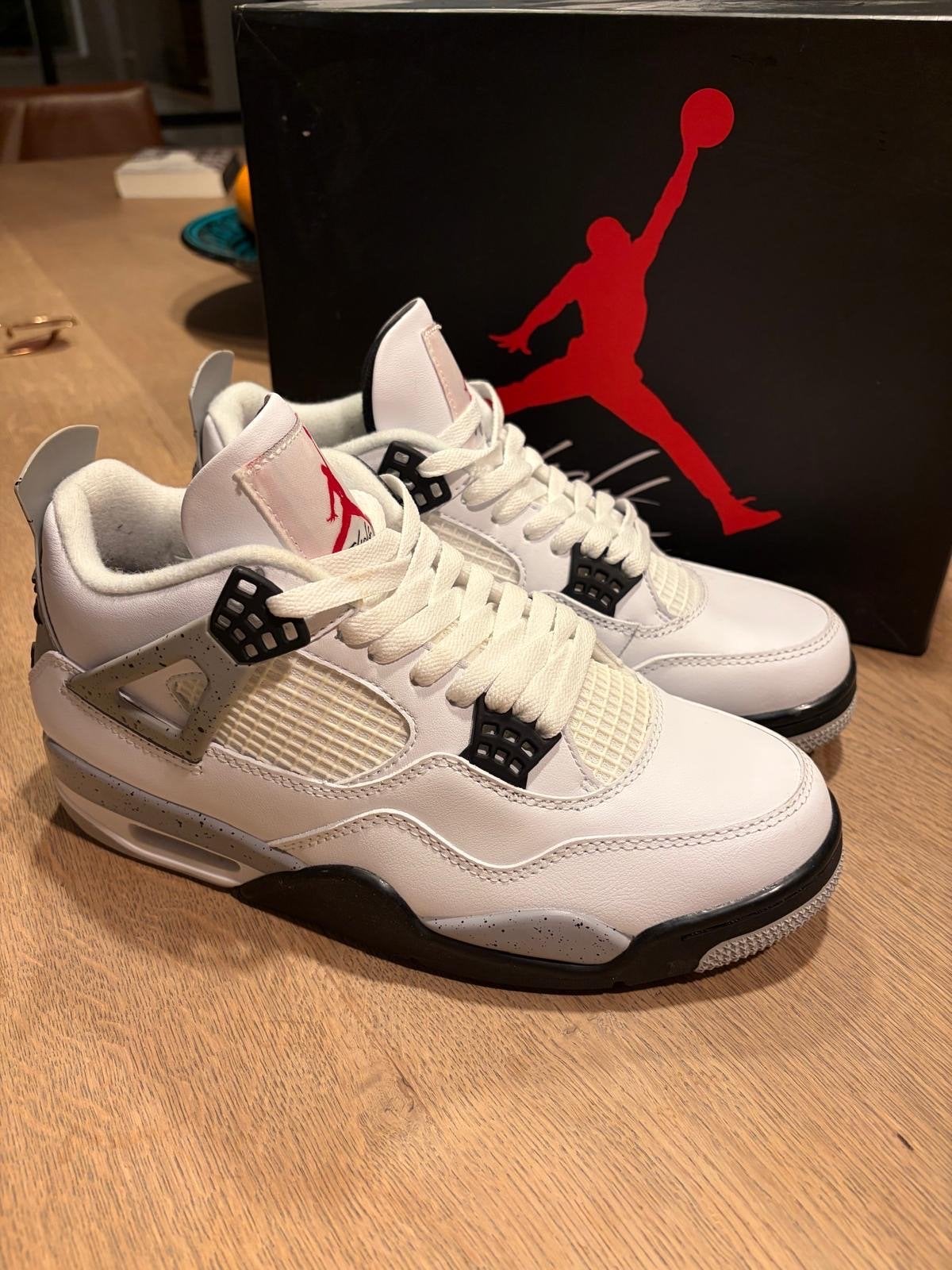 Jordan 4 White Cement - Maat 43, Ophalen of Verzenden, Zo goed als nieuw, Wit, Sneakers of Gympen