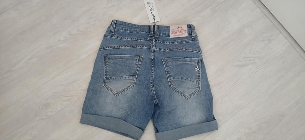 Nieuwe korte zomer jeans jewelly mt xs/34, Kleding | Dames, Spijkerbroeken en Jeans, Ophalen of Verzenden, Nieuw, Blauw, W27 (confectie 34) of kleiner