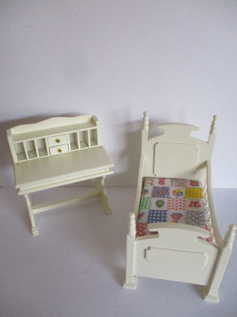 poppenhuis kinderbedje en bureau, Verzamelen, Ophalen of Verzenden, Zo goed als nieuw, Decoratie