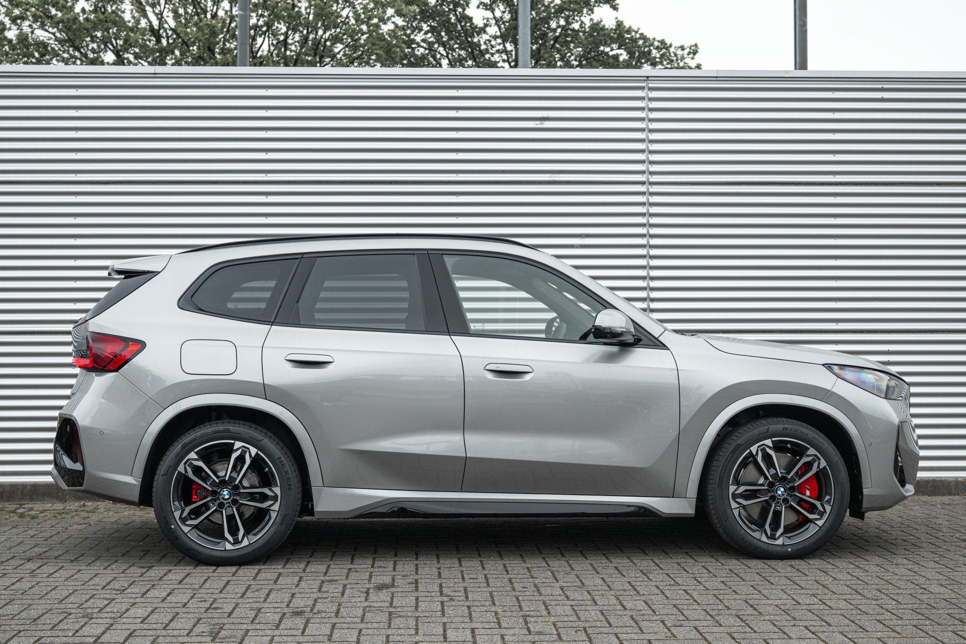 BMW iX1 eDrive20 M Sport / Trekhaak / Panoramadak / Sportsto, Auto's, Stoelverwarming, Met garantie (alle), 24 min, Origineel Nederlands