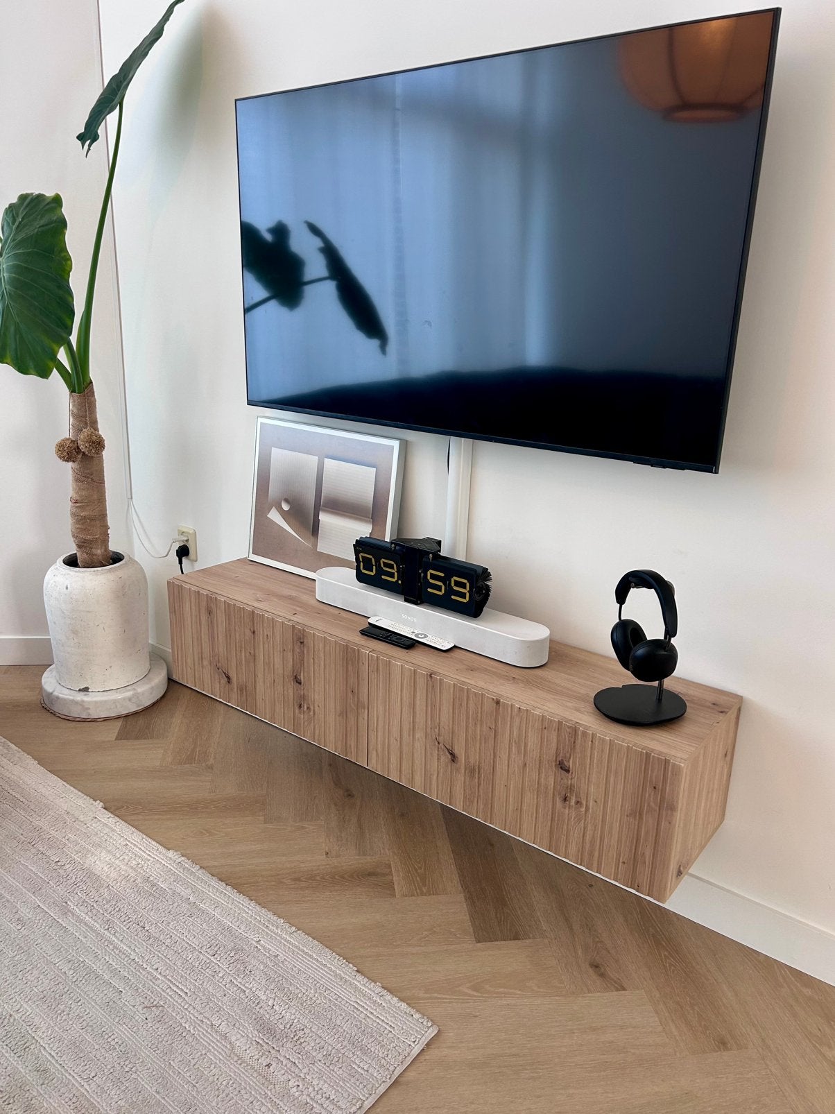 Zwevend tv-meubel licht eiken met lattenfront – 139 cm, Huis en Inrichting, Ophalen, Zo goed als nieuw, 25 tot 50 cm, Minder dan 100 cm