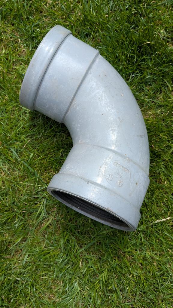 PVC riool 90 graden bocht en mof 110 mm met manchet, Ophalen, Bochten, Pvc, Zo goed als nieuw