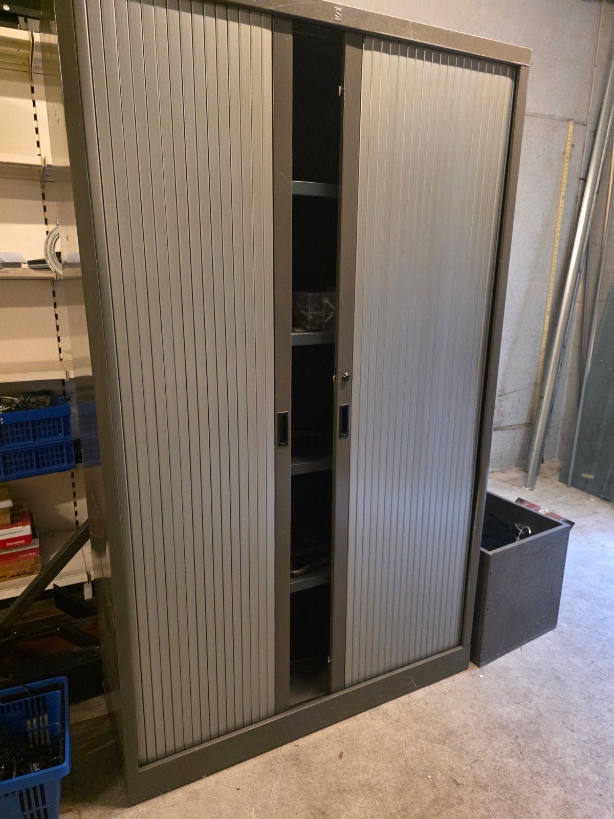 Metalen archiefkast met roldeuren, Ophalen, Gebruikt, 100 tot 150 cm, Meerdere deuren