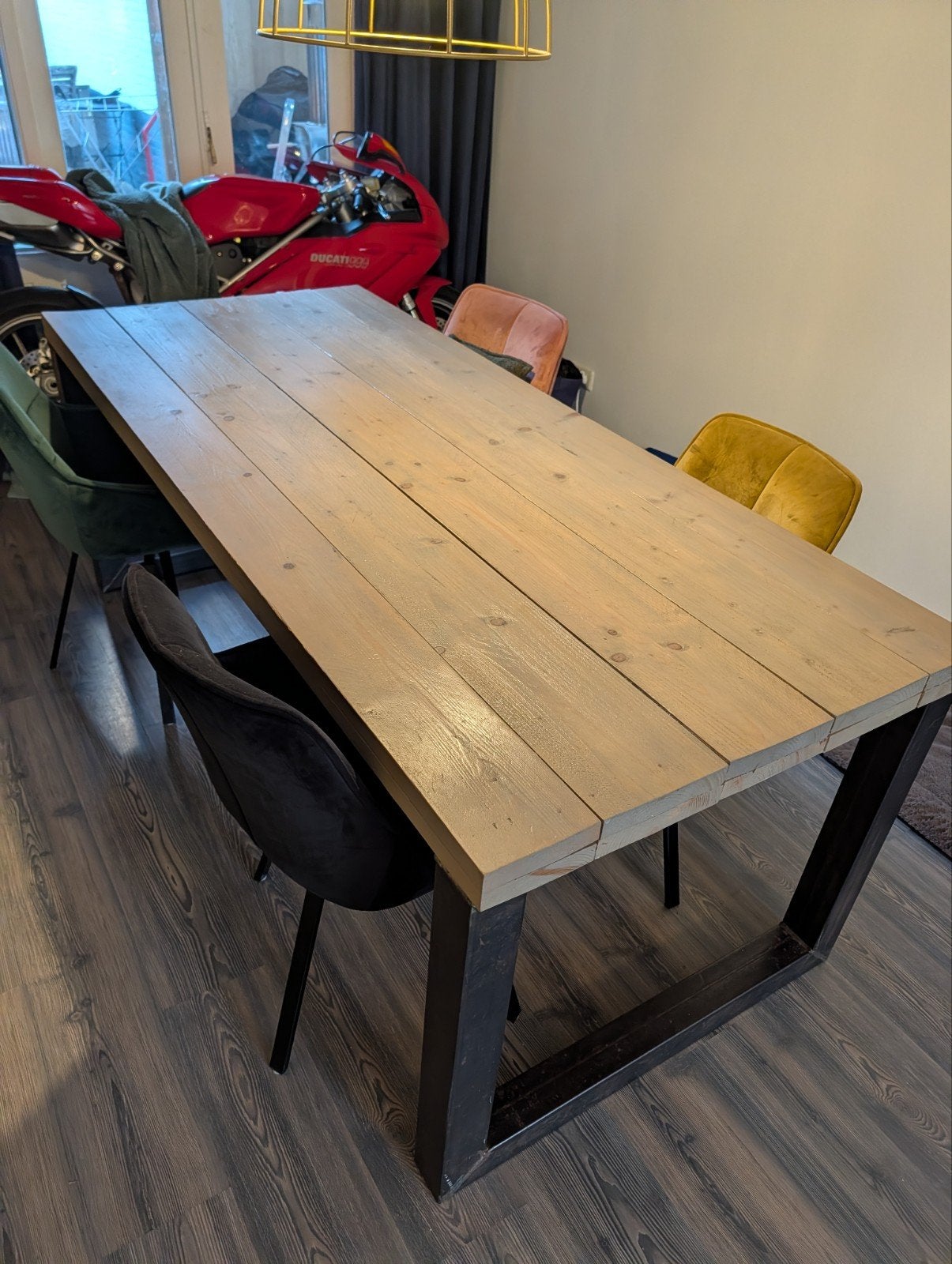 Robuuste eettafel met metalen onderstel, Overige houtsoorten, Gebruikt, 200 cm of meer, Industrieel, Modern