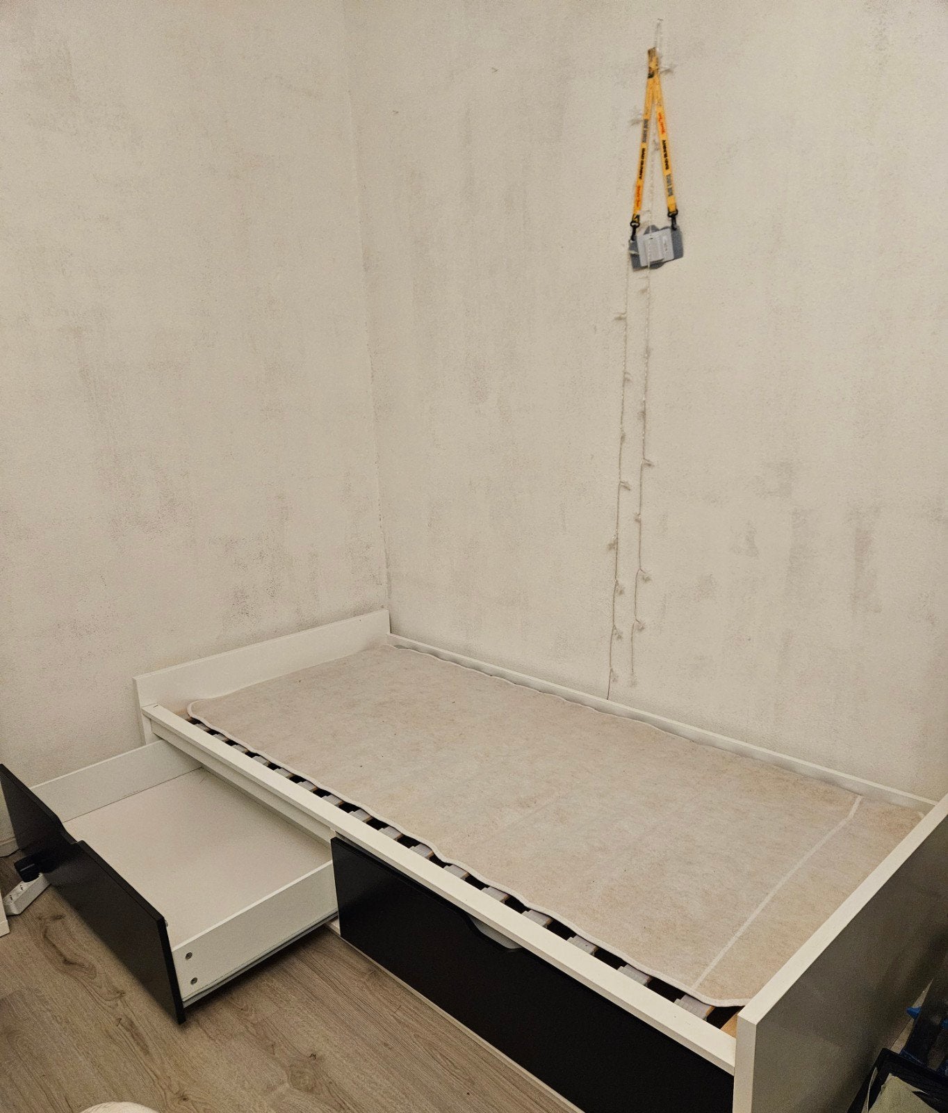 eenpersoonsbed wit en zwart. ZSM weg!, Ophalen, 90 cm, Eenpersoons, Wit