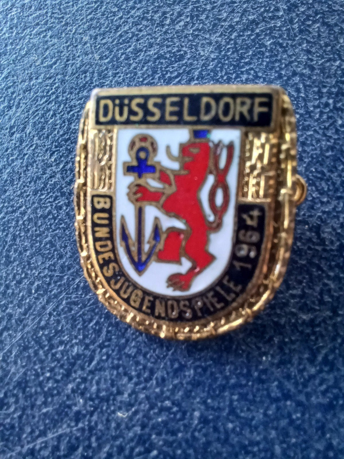 Speldje broche Düsseldorf Bundes Jugendspiele 1964, Ophalen of Verzenden, Gebruikt, Overige onderwerpen, Speldje of Pin