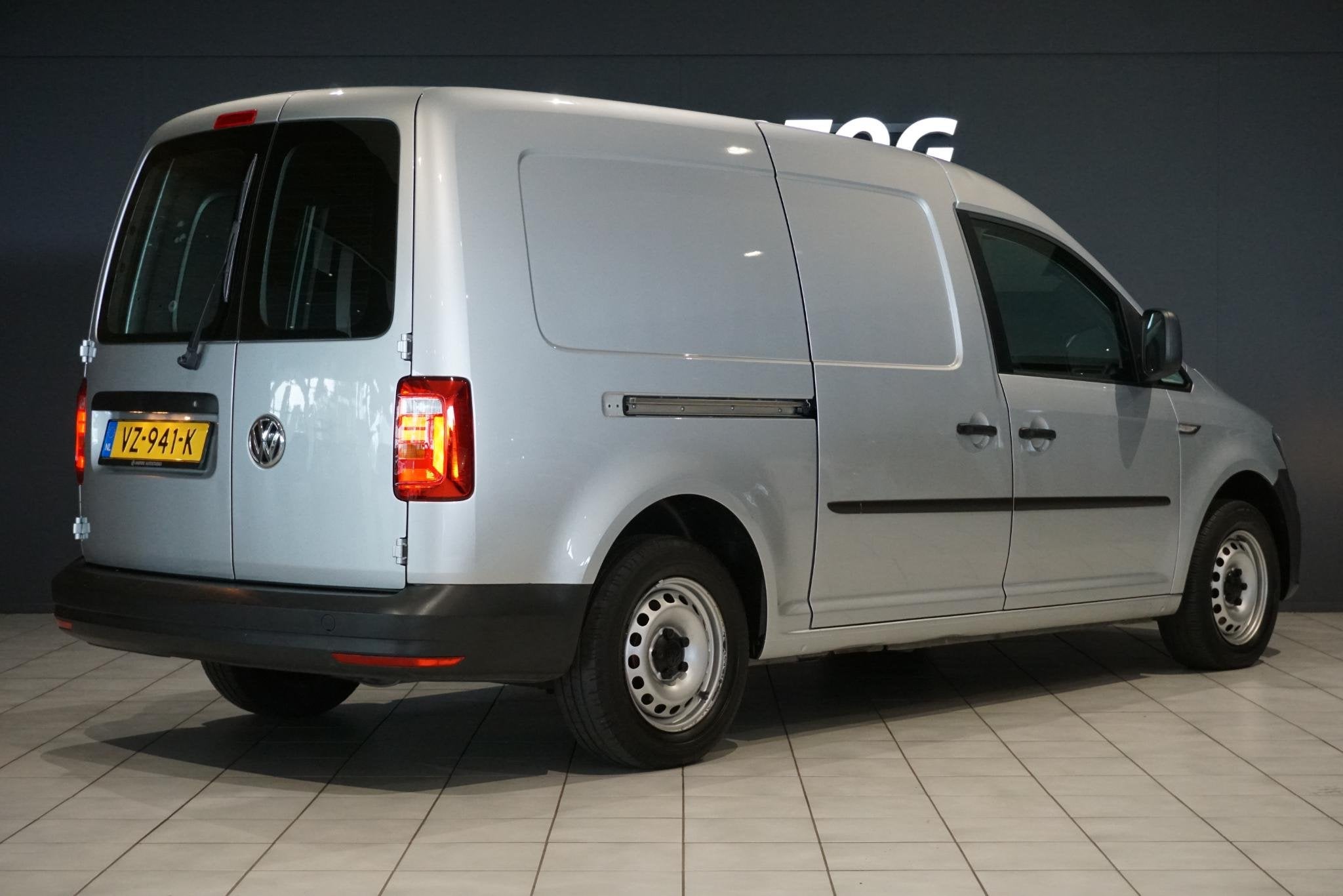 Volkswagen Caddy 1.6 TDI L2H1 Maxi Trendline DEALER ONDERHOU, Auto's, Euro 5, Stof, Gebruikt, Zwart