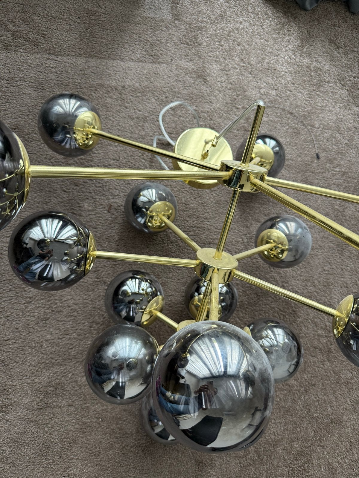 Moderne gouden hanglamp met 15 rookglazen bollen, Ophalen, Zo goed als nieuw, Metaal, E14 (klein)