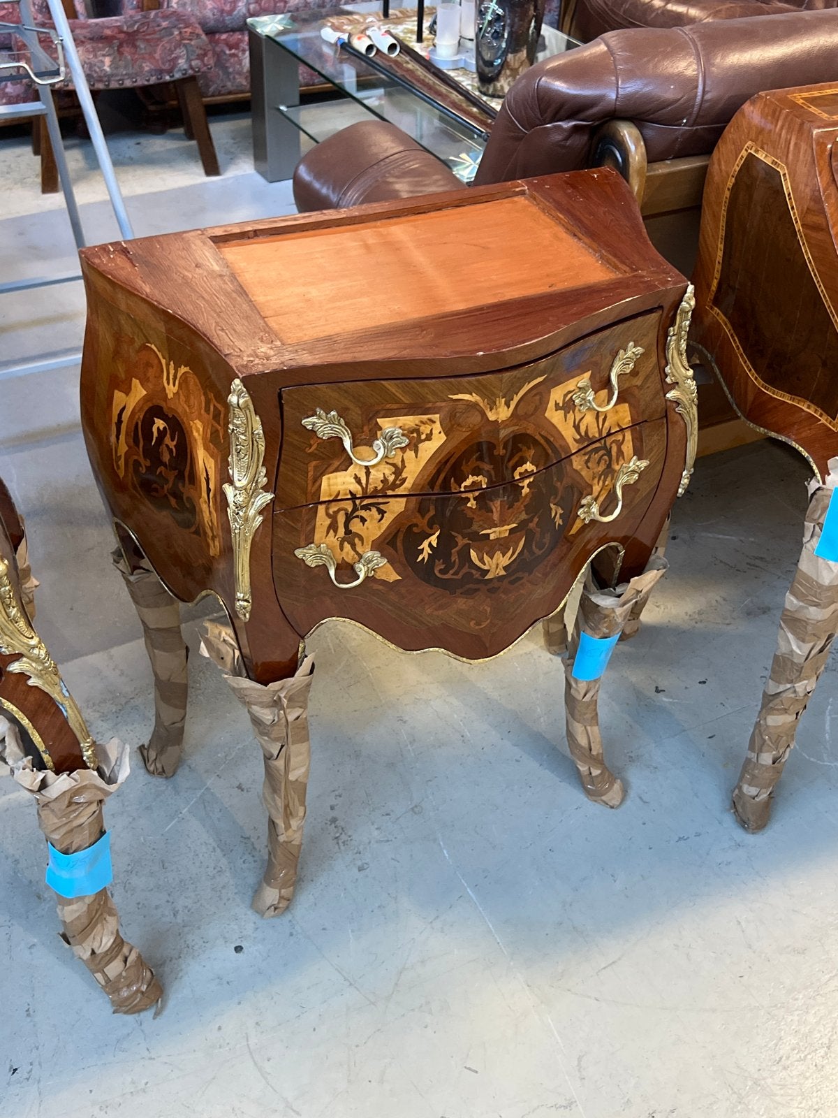 Antieke Marqueterie Commode met Bronzen Beslag, Ophalen