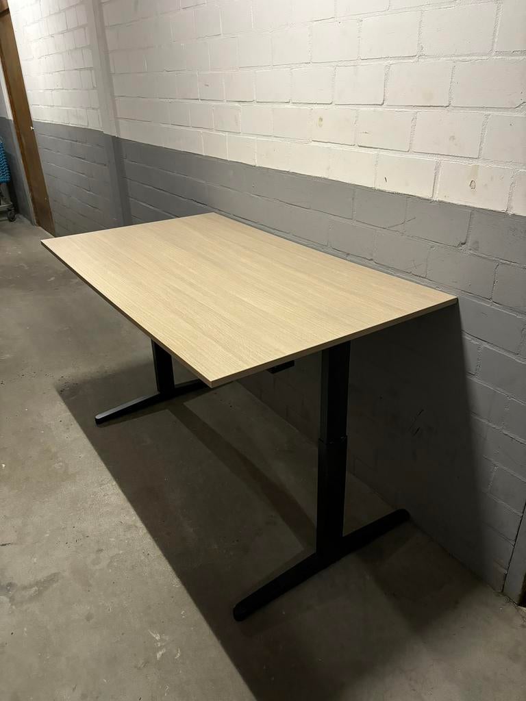 Zit sta bureau van Ahrend, Ophalen, Zit-sta bureau, In hoogte verstelbaar, Zo goed als nieuw
