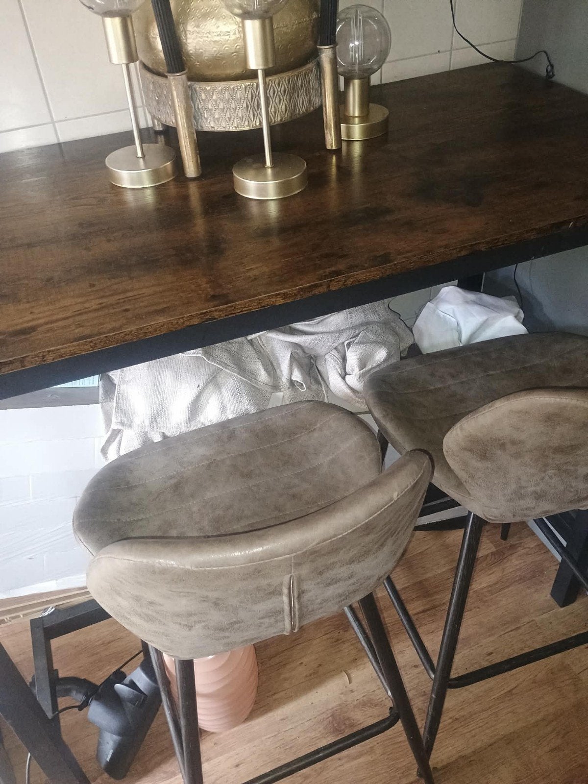 een mooie bartafel met twee krukken, Ophalen
