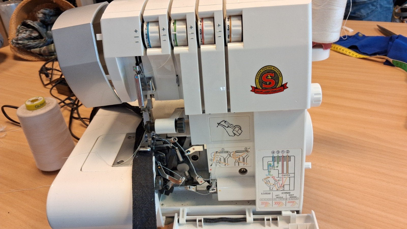 Singer lock machine (gecheckt!), Hobby en Vrije tijd, Naaimachines en Toebehoren, Ophalen, Lockmachine, Singer