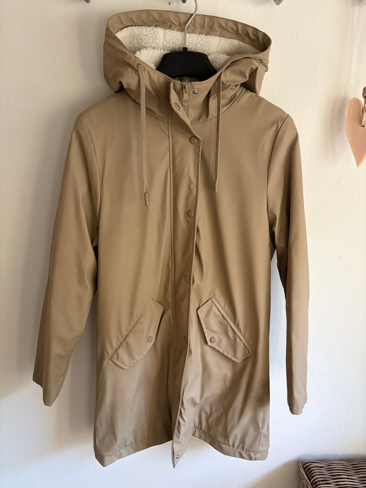 Only gevoerde regenjas met bont, zandkleur, maat XS, Ophalen of Verzenden, Zo goed als nieuw, Maat 34 (XS) of kleiner, Beige