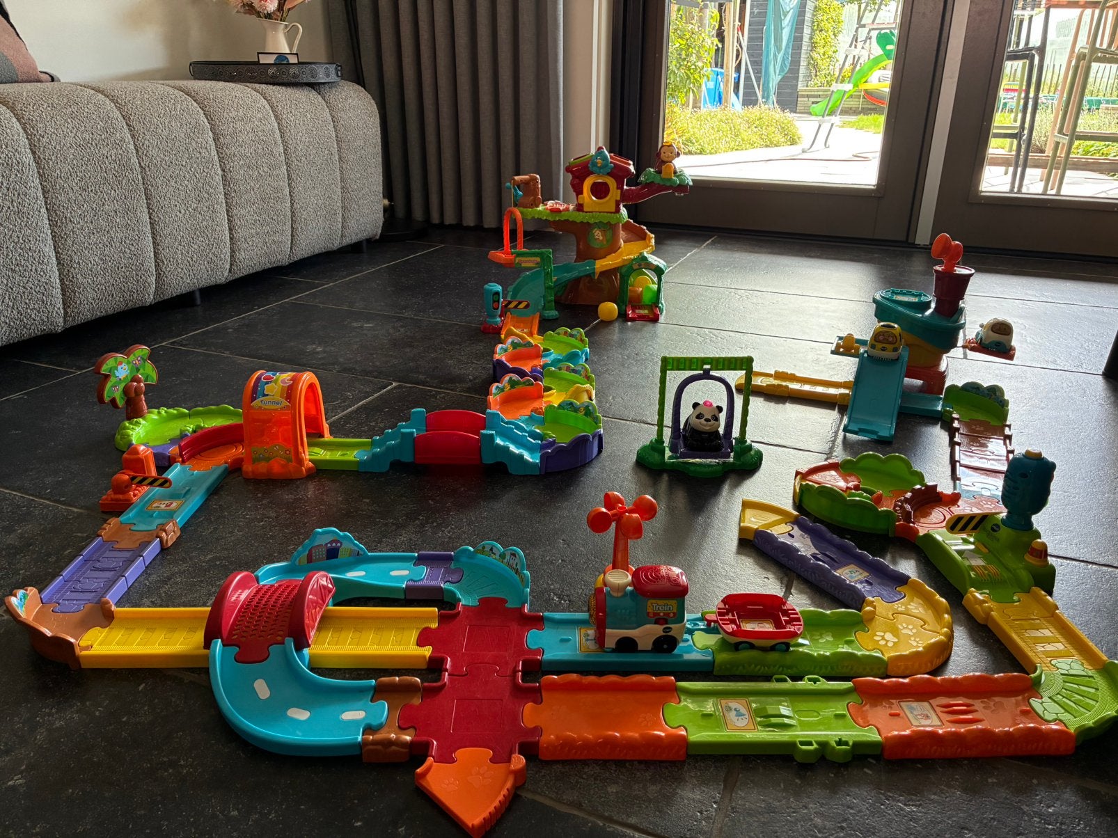Toet Toet autobaan met 5 karretjes, Kinderen en Baby's, Speelgoed | Vtech, Ophalen of Verzenden, Gebruikt, 2 tot 4 jaar