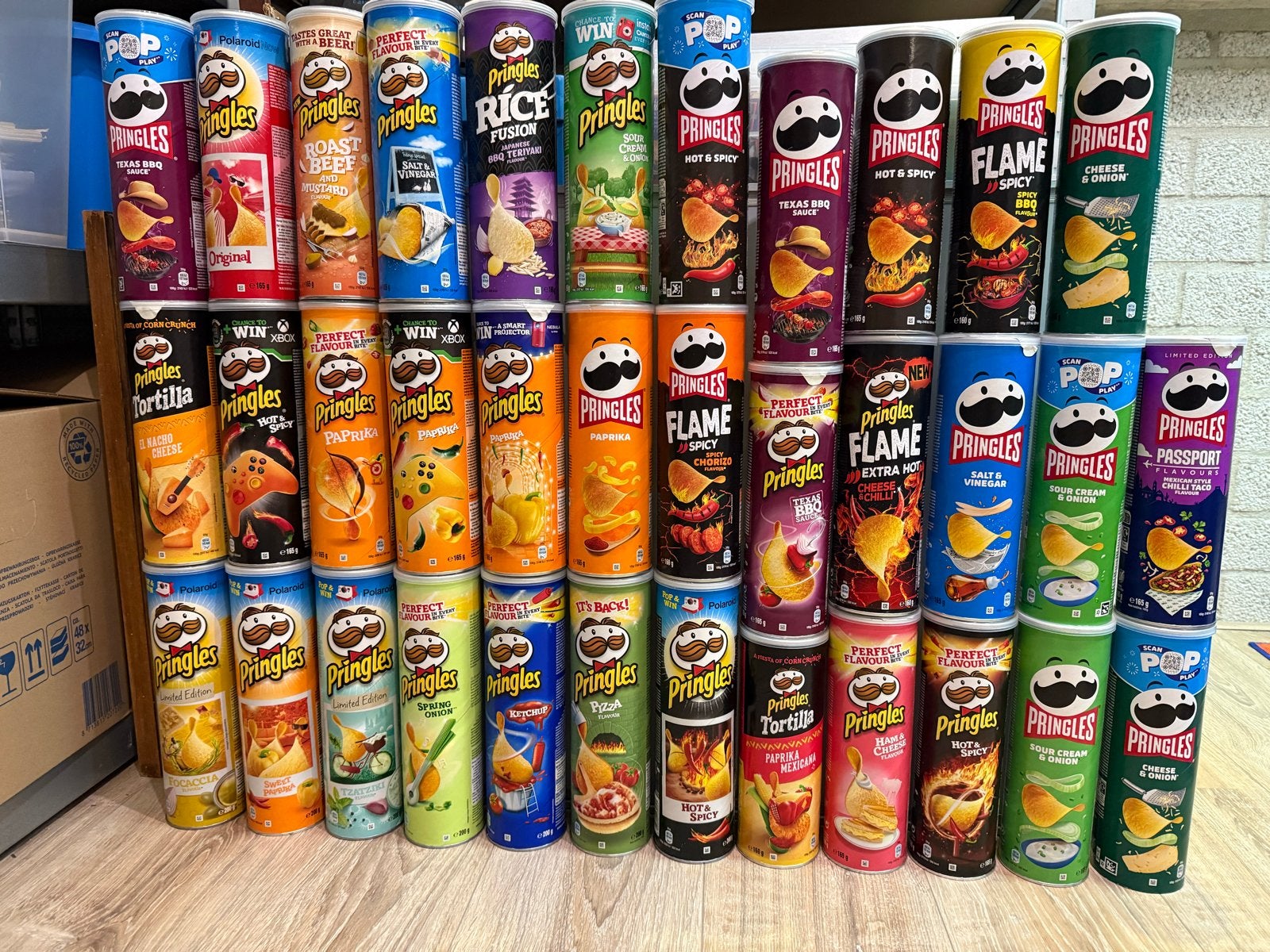 Unieke verzameling van 35 Pringles bussen, Ophalen, Zo goed als nieuw