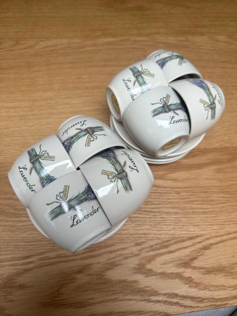 Set van 8 Lavendel Koffiemokken met Schotels - Jet Ter Steeg, Huis en Inrichting, Gebruikt, Keramiek, Ophalen of Verzenden, Overige stijlen