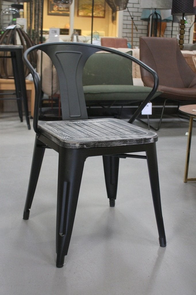 Partij leuke eetkamerstoelen Tolix metaal hout horeca stapel