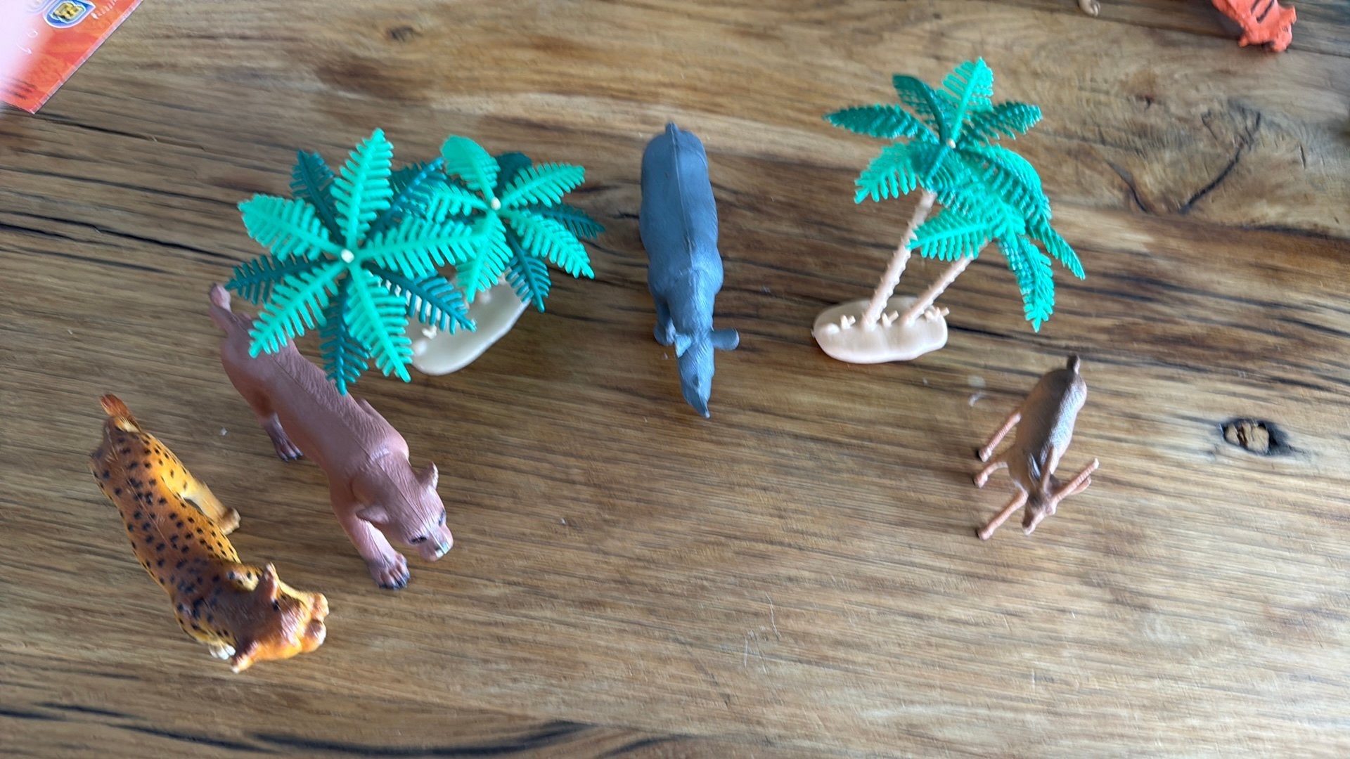 Dierenfiguren set met palmbomen - Speelgoed, Verzamelen, Ophalen of Verzenden, Gebruikt