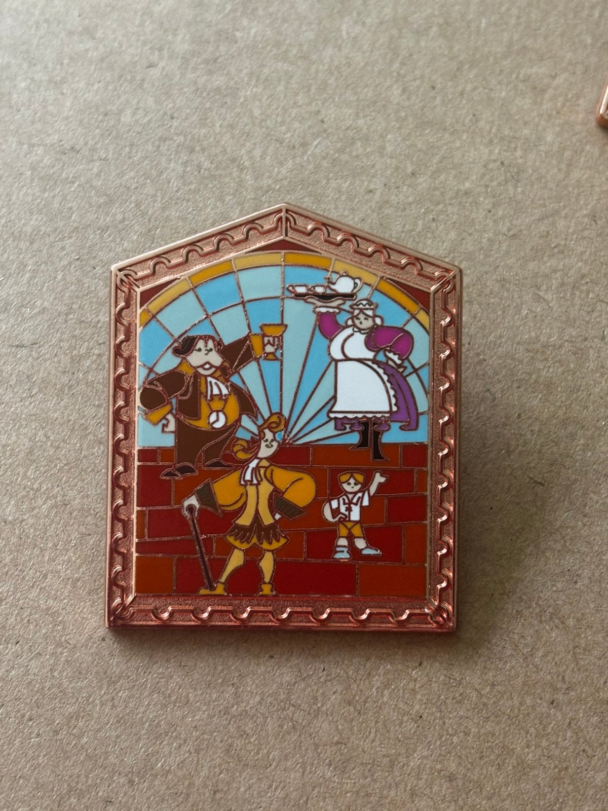 Disney pin Cogsworth, Lumiere, Mrs Potts and Chip, Verzamelen, Disney, Ophalen of Verzenden, Overige figuren, Nieuw