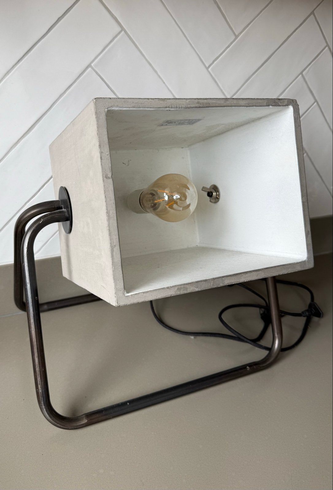 Zuiver vloerlamp met beton en metalen poten, Ophalen of Verzenden, Gebruikt, Metaal, Minder dan 100 cm