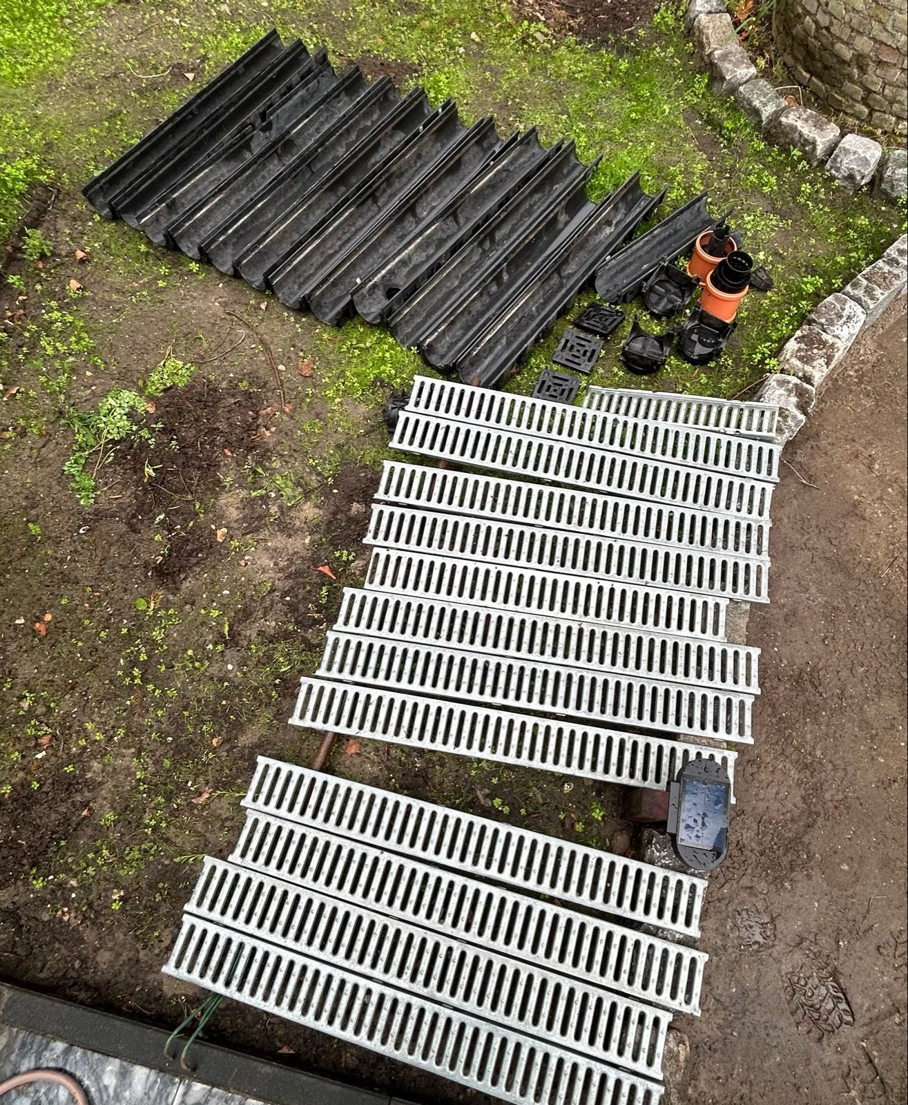 Afvoergoot met roosters en hulpstukken, Tuin en Terras, Ophalen, Gebruikt
