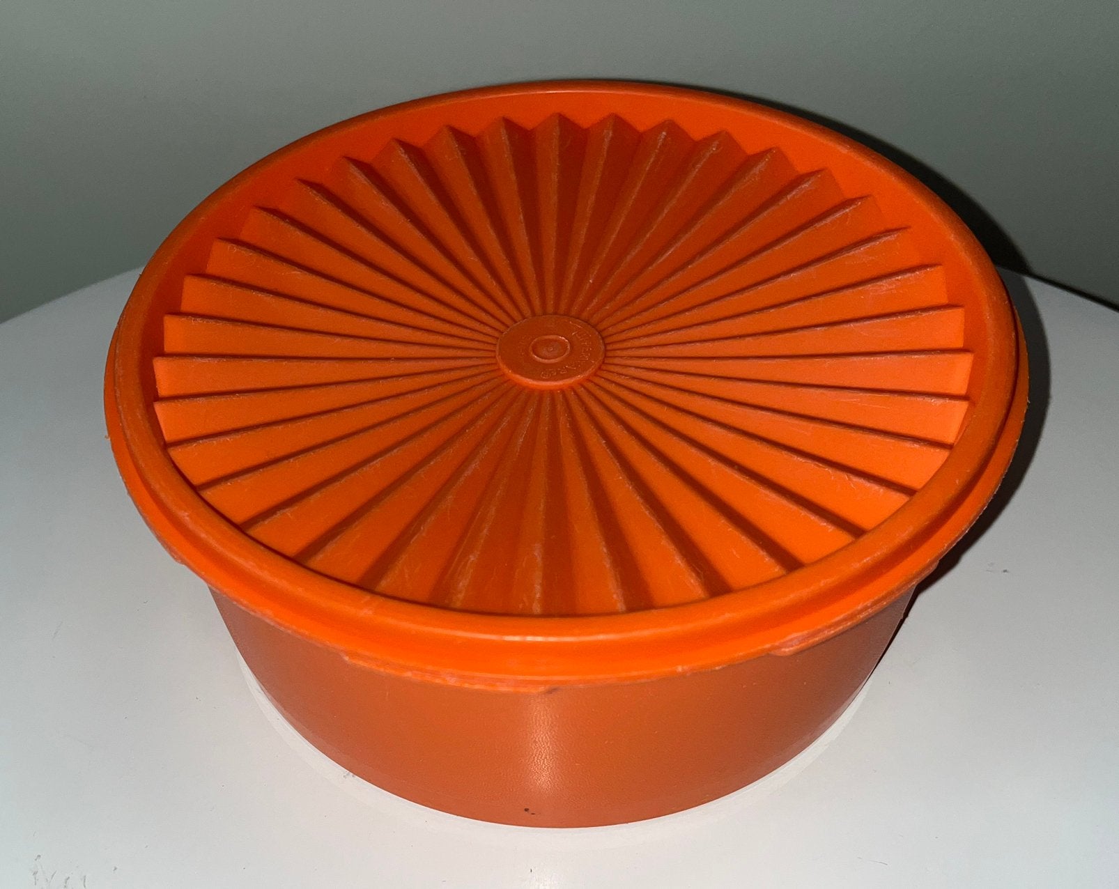 Oranje Tupperware schaal met deksel, Huis en Inrichting, Keuken | Tupperware, Ophalen of Verzenden, Gebruikt, Oranje, Schaal