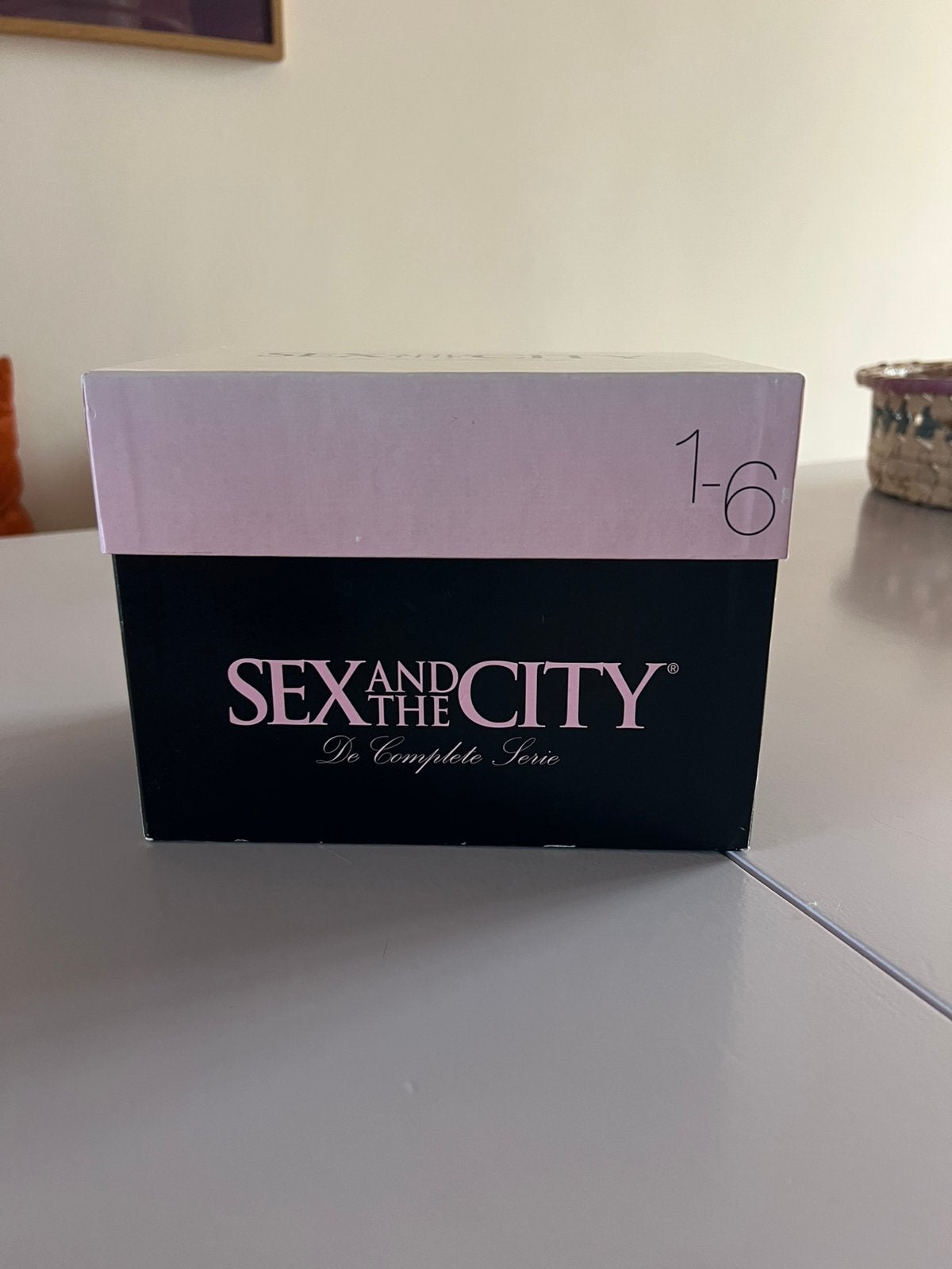 Sex and the City - Complete tv serie in collector’s shoebox, Vanaf 12 jaar, Ophalen of Verzenden, Zo goed als nieuw