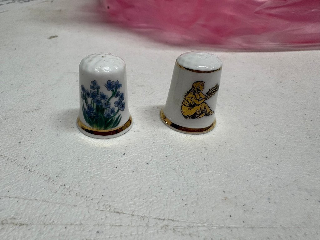 2 vingerhoedjes finsbury, Verzamelen, Ophalen of Verzenden, Zo goed als nieuw, Porselein, Buitenland