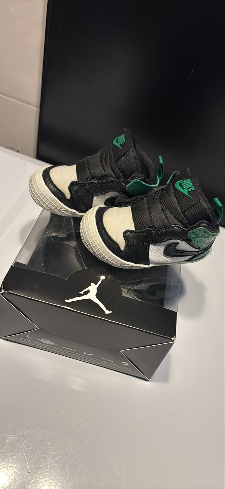 Jordan 1 Crib Bootie - Zwart/Groen (Maat 18,5), Kinderen en Baby's, Babykleding | Schoentjes en Sokjes, Ophalen of Verzenden, Zo goed als nieuw