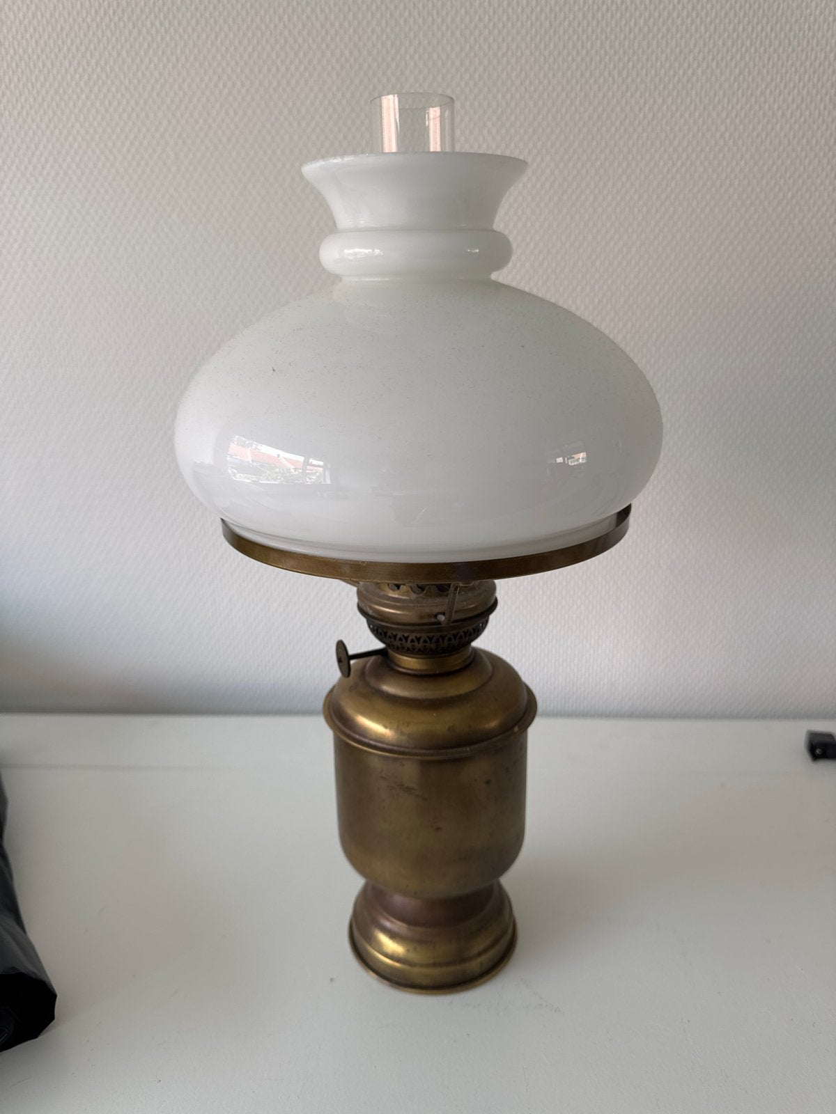 Antieke olielamp met opaline kap, Ophalen