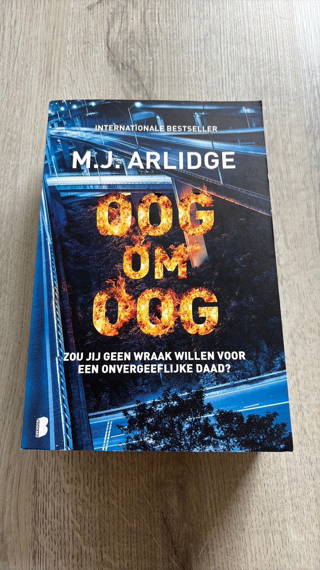 M.J. Arlidge - Oog om oog, Ophalen of Verzenden, Zo goed als nieuw, M.J. Arlidge