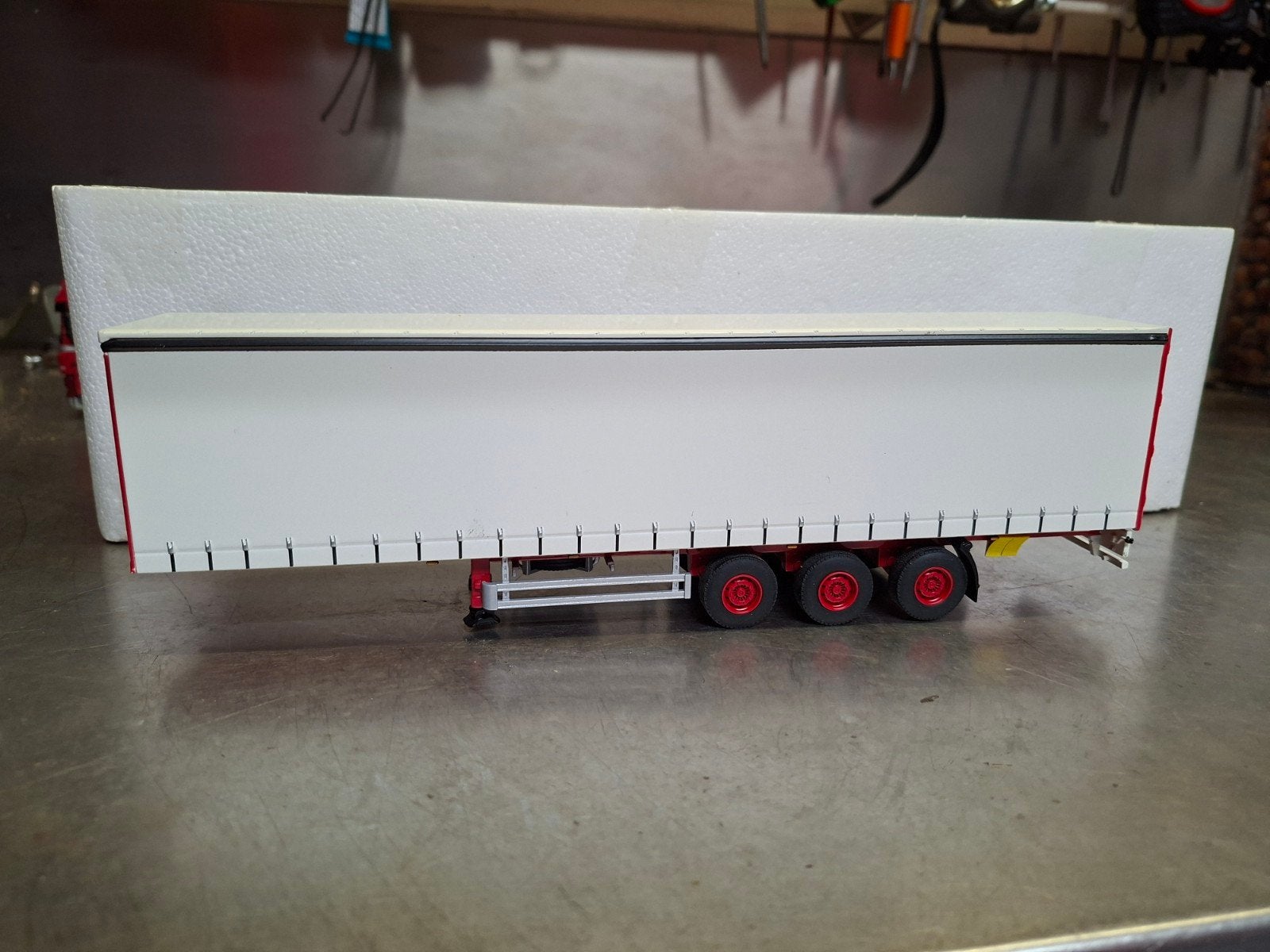 WSI tautliner 1:50 rood chassis  / witte zeilen, Ophalen of Verzenden, Nieuw, Bus of Vrachtwagen, Wsi