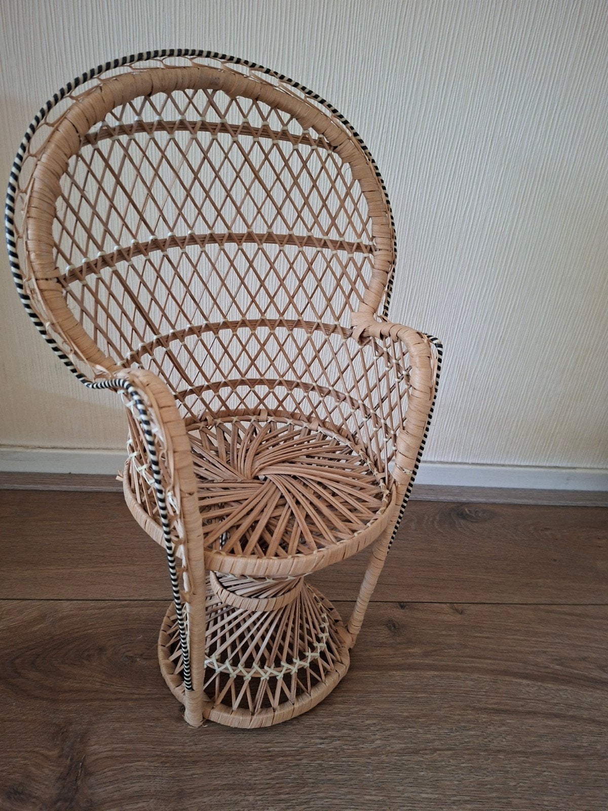 Mooie gave rieten Poppenstoel te koop!, Ophalen of Verzenden, Zo goed als nieuw, Stoel(en)