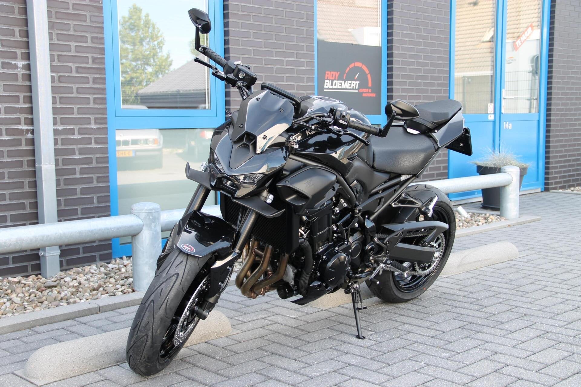 Kawasaki Z900 2025 Black Edition NIEUWSTAAT 124pk Leovince, Info@kawasaki.eu, Traction Control, 948 cc, Meer dan 35 kW