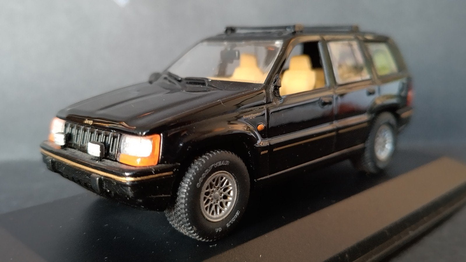 Jeep Grand Cherokee 1:43 Minichamps Pol, Hobby en Vrije tijd, Modelauto's | 1:43, Auto, Verzenden, ., Zo goed als nieuw