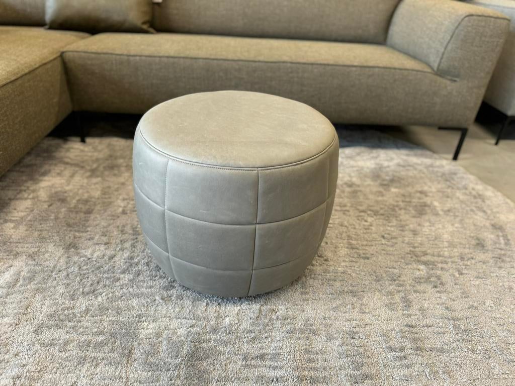 Nieuw Design on Stock Barrell 55 Loxton Glacier Leer Grijs, Huis en Inrichting, Banken | Voetenbanken en Poefen, Rond, Leer, Ophalen of Verzenden