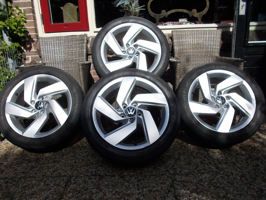 VW 17 INCH VELGEN MET ZOMERBANDEN, Ophalen, Gebruikt, Banden en Velgen, 17 inch