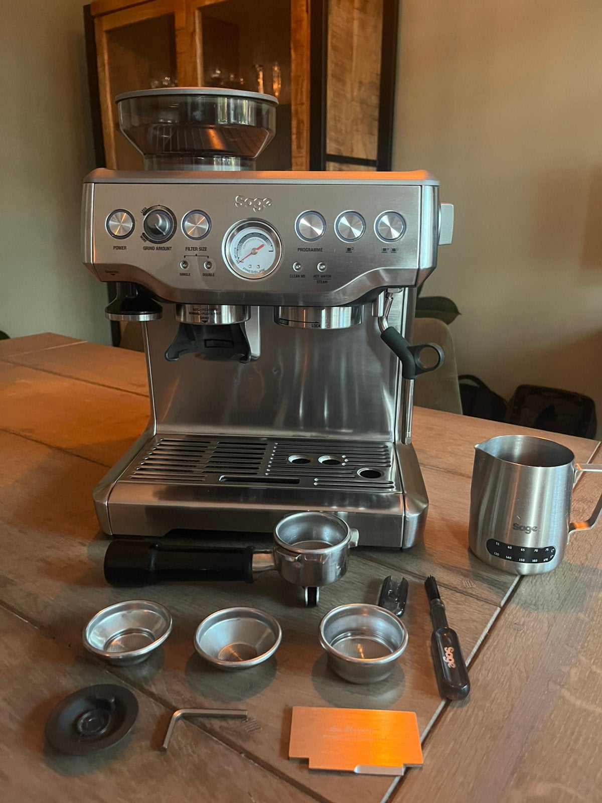Foto 2 van Sage Barista Express Espressomachine