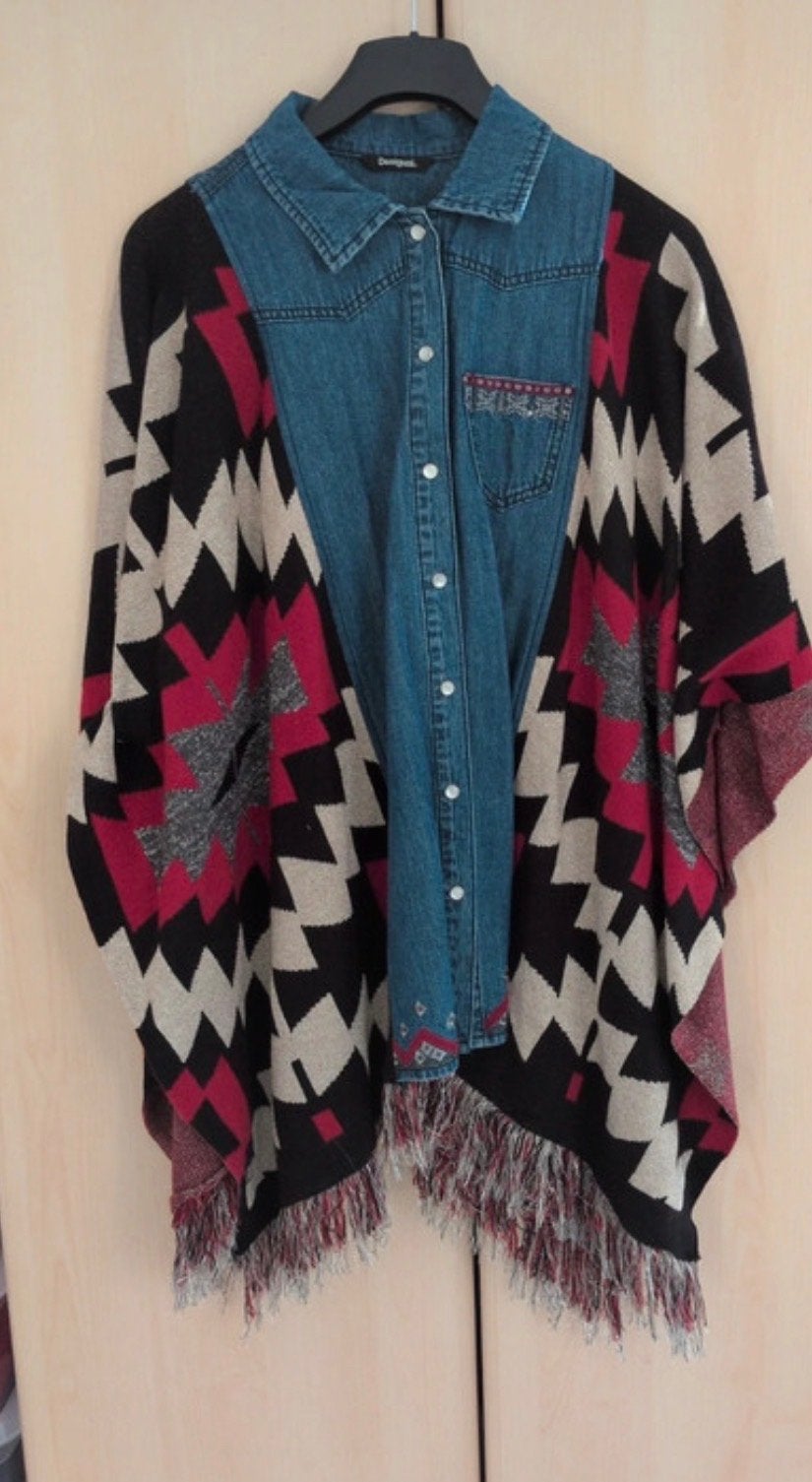 Leuke Desigual spijkerblouse met poncho in universele maat, Kleding | Dames, Truien en Vesten, Ophalen of Verzenden, Zo goed als nieuw
