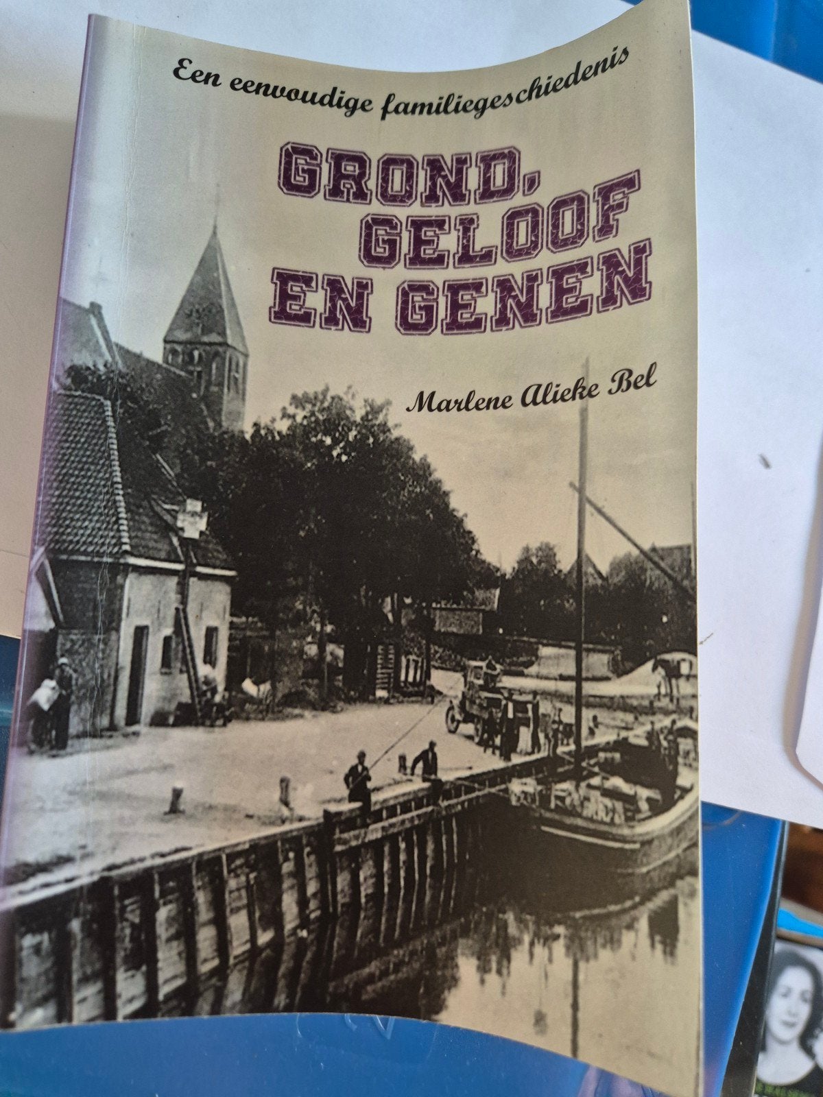 Grond, Geloof en Genen: Een eenvoudige familiegeschiedenis, Ophalen of Verzenden, Zo goed als nieuw, Marlene Alieke Bel, Overige