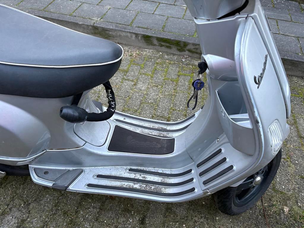 Zilverkleurige Vespa scooter, Fietsen en Brommers, Scooters | Vespa, Ophalen, Gebruikt, Overige modellen, Maximaal 45 km/u
